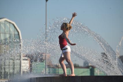 Горожане купаются в фонтане в жару, Москва, 16 июля 2011 года.