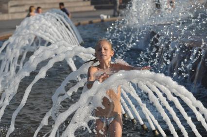 Горожане купаются в фонтане в жару, Москва, 16 июля 2011 года.