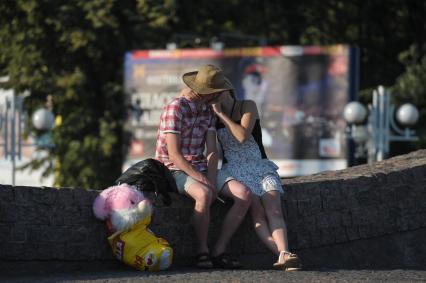 Влюбленная пара целуется на улице, Москва, 16 июля 2011 года.