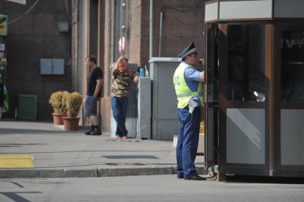 Полицейский освежается квасом в жару, Москва, 16 июля 2011 года.