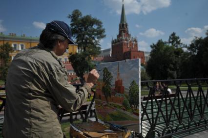 Художник рисует на мольберте Кремль, Москва, 16 июля 2011 года.