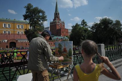 Художник рисует на мольберте Кремль, Москва, 16 июля 2011 года.