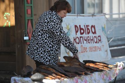 Продажа копченой рыбы в деревне Плес ЧП ДВЕ СЕСТРЫ, Плес, 28 мая 2011 года.