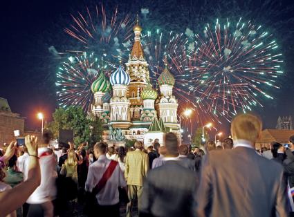 Праздничный салют в честь выпускного над собором Василия Блаженного. 23 июня 2010 года.