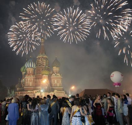 Праздничный салют в честь выпускного над собором Василия Блаженного. 23 июня 2010 года.