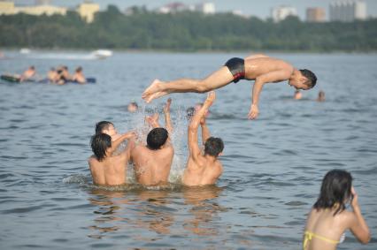 Пляж Строгино, Москва, 24 июля 2011 года.