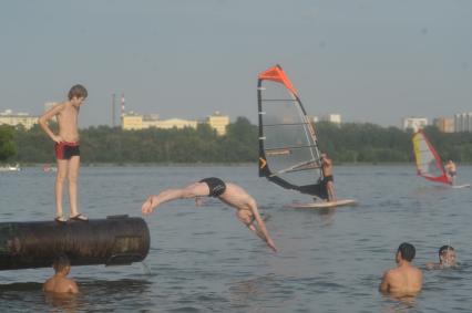 Виндсерфинг на пляже в Строгино, Москва, 24 июля 2011 года.