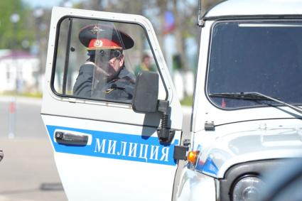 Участковый полицейский- милиционер у служебной машины , Плес, 28 мая 2011 года.