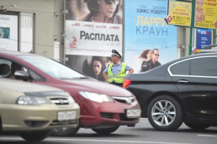 Полицеский на дороге города, Москва, 26 июля 2011 года.