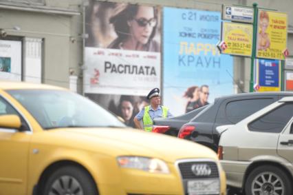 Полицеский на дороге города, Москва, 26 июля 2011 года.