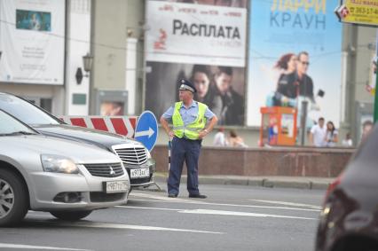 Полицеский на дороге города, Москва, 26 июля 2011 года.