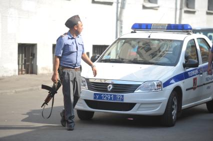 Полицейский с автоматом у машины на Арбате, Москва, 27 июля 2011 года.