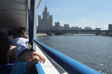 Горожане катаются на прогулочном теплоходе по Москве- реке,Москва,  1 июля 2011 года.