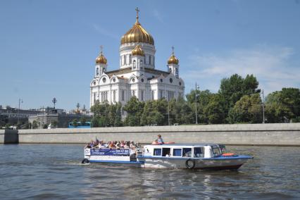 Теплоход плывет мимо Храма Хримта Спасителя, Москва,  1 июля 2011 года.