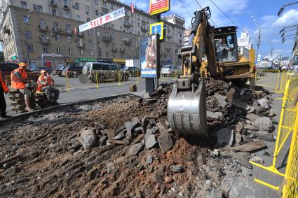 Работы по укладке тротуарной плитки начались на 20 улицах Москвы.