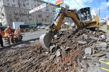 Работы по укладке тротуарной плитки начались на 20 улицах Москвы.