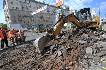 Работы по укладке тротуарной плитки начались на 20 улицах Москвы.