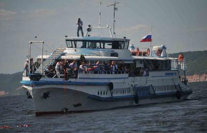 В Куйбышевском водохранилище на Волге затонул теплоход Булгария. Родственники погибших. Венки.