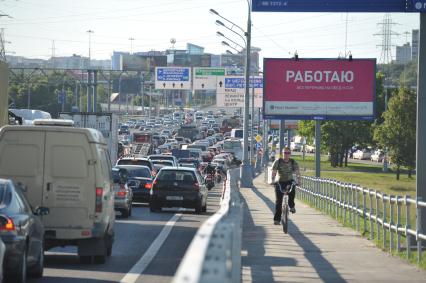 Автомобильная пробка. Дорожные указатели Шереметьево, Волоколамск, Псков. Велосипедист. 01 июня 2011