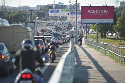 Автомобильная пробка. Дорожные указатели Шереметьево, Волоколамск, Псков. 01 июня 2011