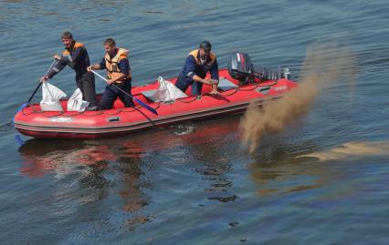 В Куйбышевском водохранилище на Волге затонул теплоход Булгария. Спасательные работы. Абсорбенты ликвидируют утечку солярки.