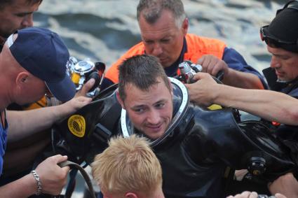 В Куйбышевском водохранилище на Волге затонул теплоход Булгария. Спасательные работы.