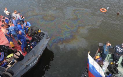 В Куйбышевском водохранилище на Волге затонул теплоход Булгария. Спасательные работы. Утечка солярки.