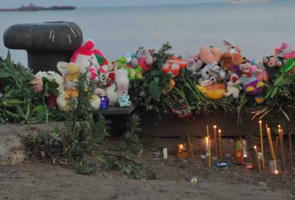 В Куйбышевском водохранилище на Волге затонул теплоход Булгария. Свечи.