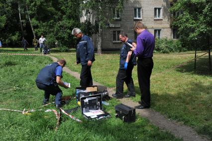 Взрыве во дворе дома 22 на улице Ивана Франко. На снимке: МЧС, следствие.  8 июня 2011