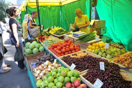 Продажа овощей и фруктов. Москва. 01 июля 2011 года.