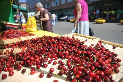 Продажа черешни. Москва. 01 июля 2011 года.