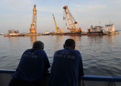 В Куйбышевском водохранилище на Волге затонул теплоход Булгария. Подготовка к подъему корабля. Спасатели.