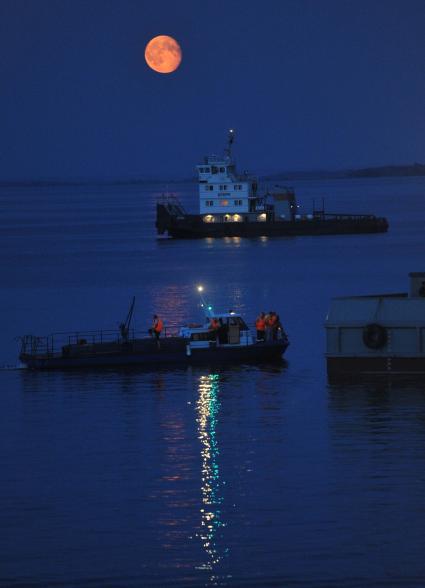 В Куйбышевском водохранилище на Волге затонул теплоход Булгария. Вечер.