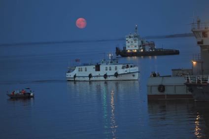 В Куйбышевском водохранилище на Волге затонул теплоход Булгария. Вечер.