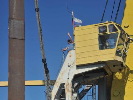 В Куйбышевском водохранилище на Волге затонул теплоход Булгария. Подъем корабля. Крановщик