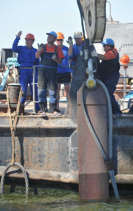 В Куйбышевском водохранилище на Волге затонул теплоход Булгария. Подъем корабля. Металлические полотенца.