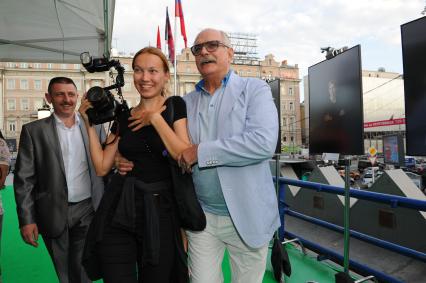 Закрытие XXXIII Московского международного кинофестиваля. На снимке фотограф Любовь Шеметова и президент ММКФ, председатель союза кинематографистов России, кинорежиссер Никита Михалков (справа). Москва. 02 июля 2011 года.