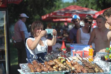 Приготовление шашлыка на пикнике Афиши, Москва, 23 июля 2011 года.