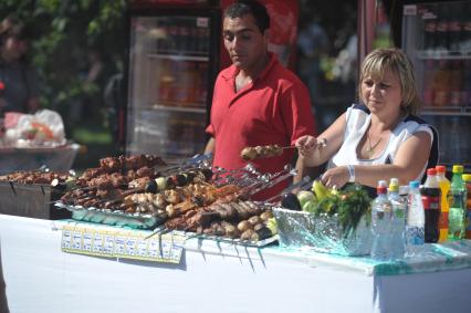 Приготовление шашлыка на пикнике Афиши, Москва, 23 июля 2011 года.