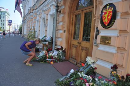 Люди приносят цветы к посольству Норвегии в память о погибших в двойном теракте в Осло. Москва. 24 июля 2011 года.