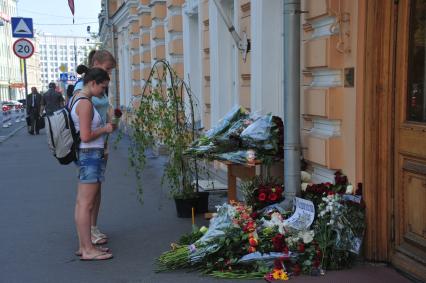 Люди приносят цветы к посольству Норвегии в память о погибших в двойном теракте в Осло. Москва. 24 июля 2011 года.