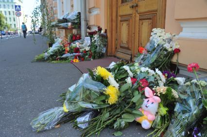Люди приносят цветы к посольству Норвегии в память о погибших в двойном теракте в Осло. Москва. 24 июля 2011 года.
