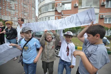 Митинг жильцов микрорайона Жулебино против строительства снегоплавилки, Москва, Плакат, протест. Дети. Двор. 8 июня 2011 года