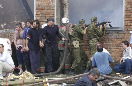 Террористический акт в Беслане. Штурм школы. Тушение пожара в спортивном зале.