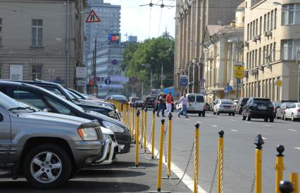 Места для парковки автомобилей в городе. Москва. 08 августа 2011 года.