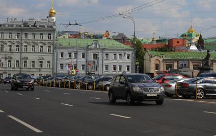 Места для парковки автомобилей в городе. Москва. 08 августа 2011 года.