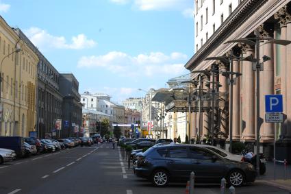 Места для парковки автомобилей в городе. Москва. 08 августа 2011 года.