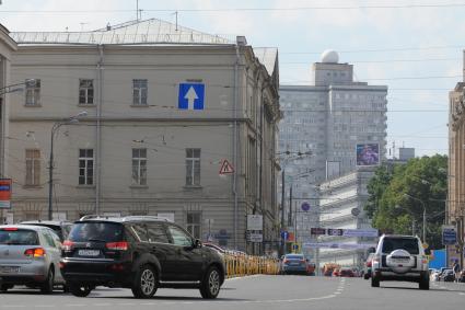 Места для парковки автомобилей в городе. Москва. 08 августа 2011 года.