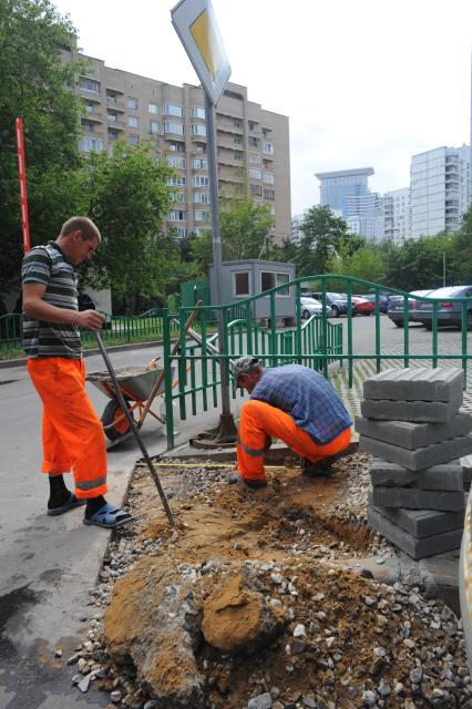 Реконструкция дворов. Москва. 01 августа 2011 года.