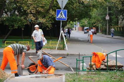 Реконструкция дворов. Москва. 01 августа 2011 года.